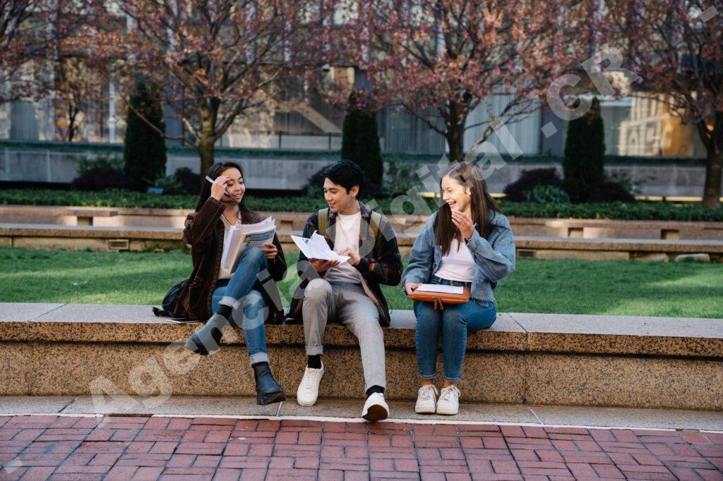 Estudiantes en un evento de admisiones universitarias