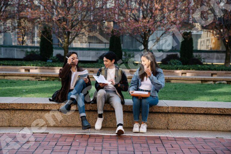 Estudiantes en un evento de admisiones universitarias