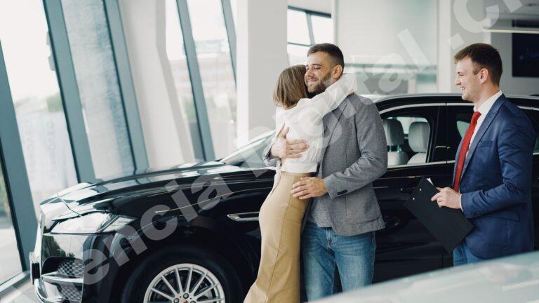 Asesores de ventas de autos en reunión con clientes