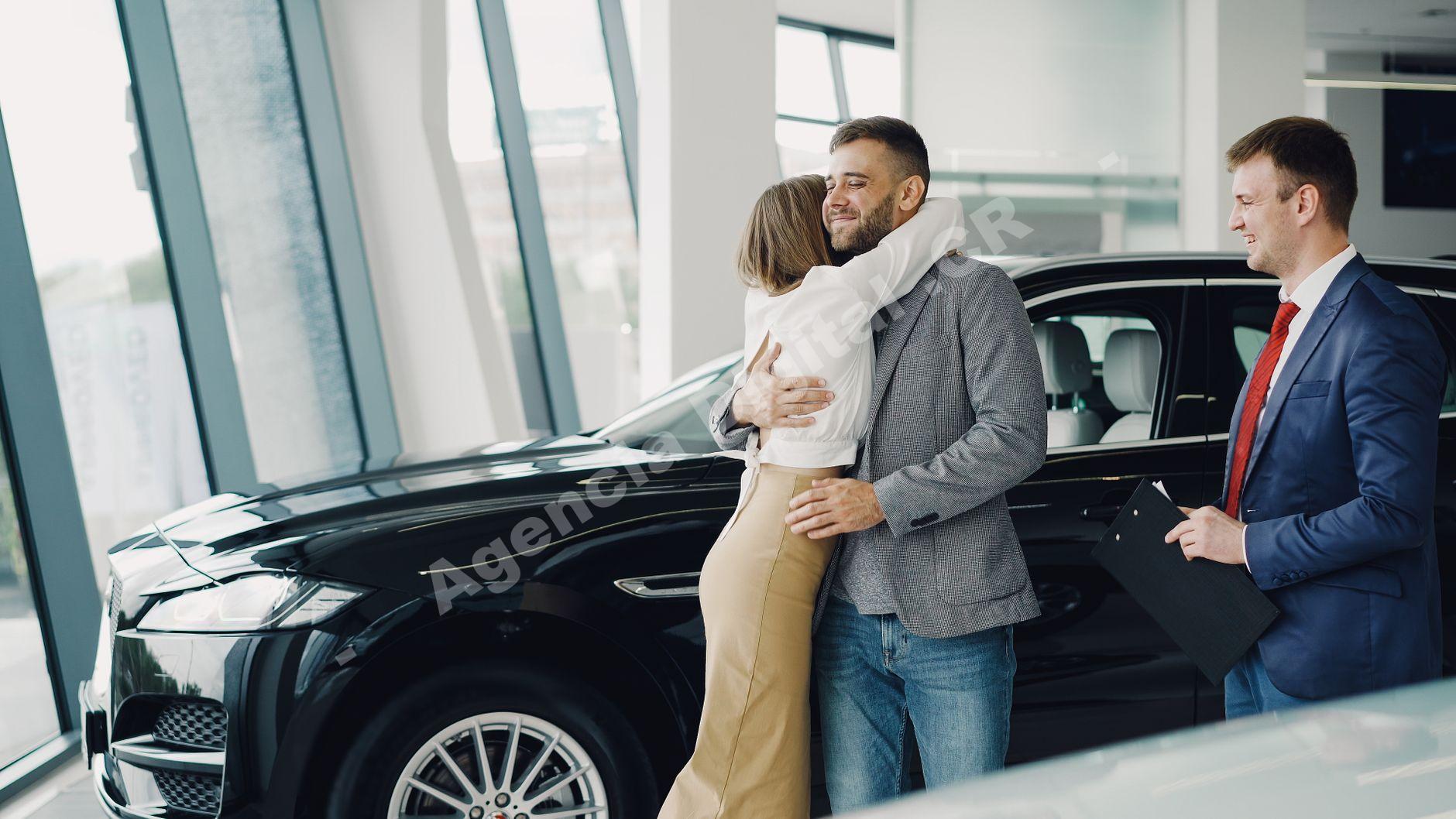 Asesores de ventas de autos en reunión con clientes