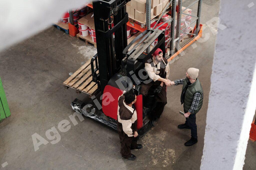 Equipo de logística trabajando en flota de transporte.