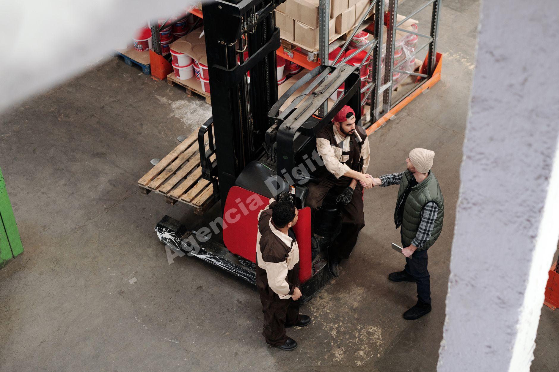 Equipo de logística trabajando en flota de transporte.