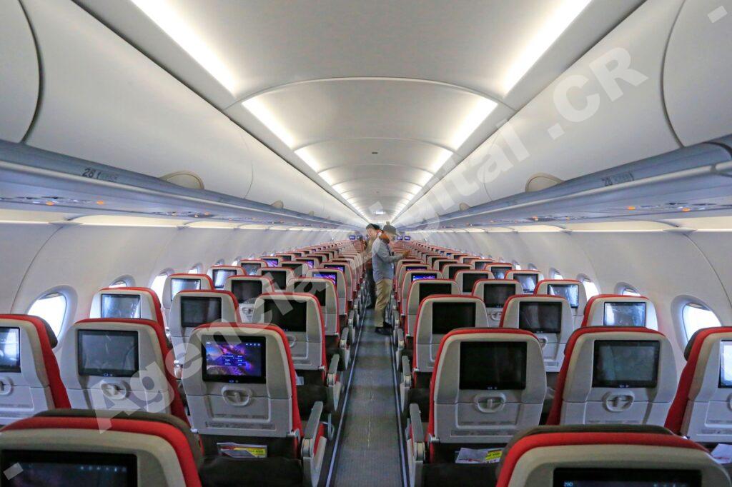 Pasajeros disfrutando de un vuelo en avión