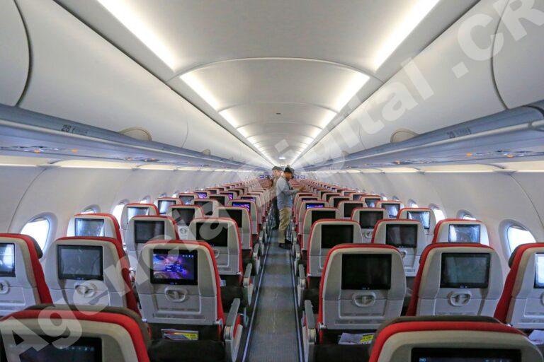 Pasajeros disfrutando de un vuelo en avión