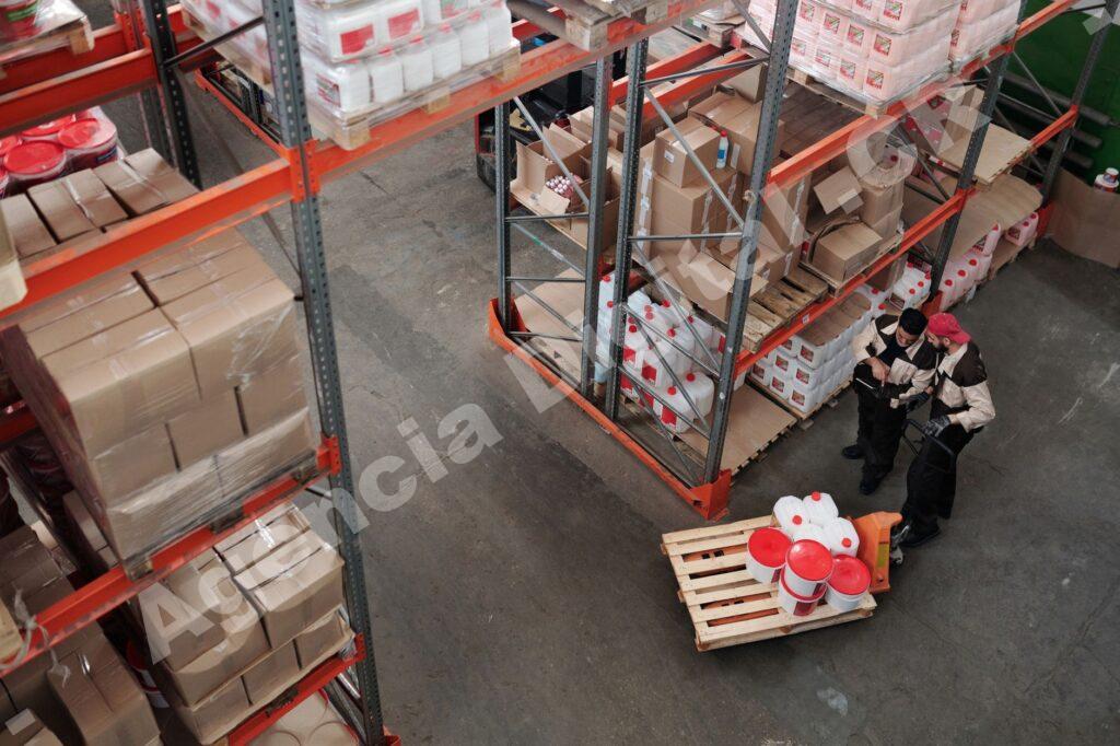 Equipo de logística trabajando en la mejora de procesos