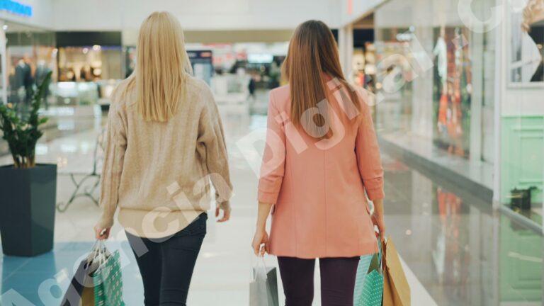 Imagen de marketing retail con atención al cliente