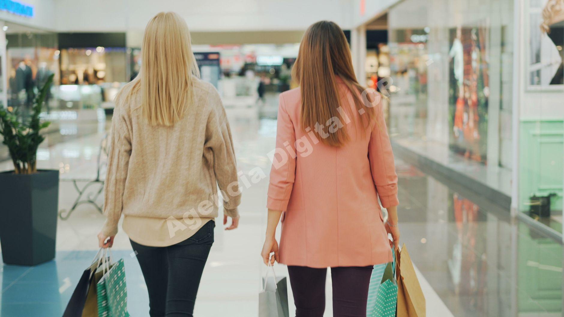 Imagen de marketing retail con atención al cliente