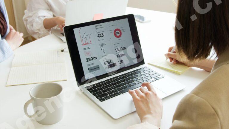 Equipo de trabajo analizando métricas de marketing SaaS
