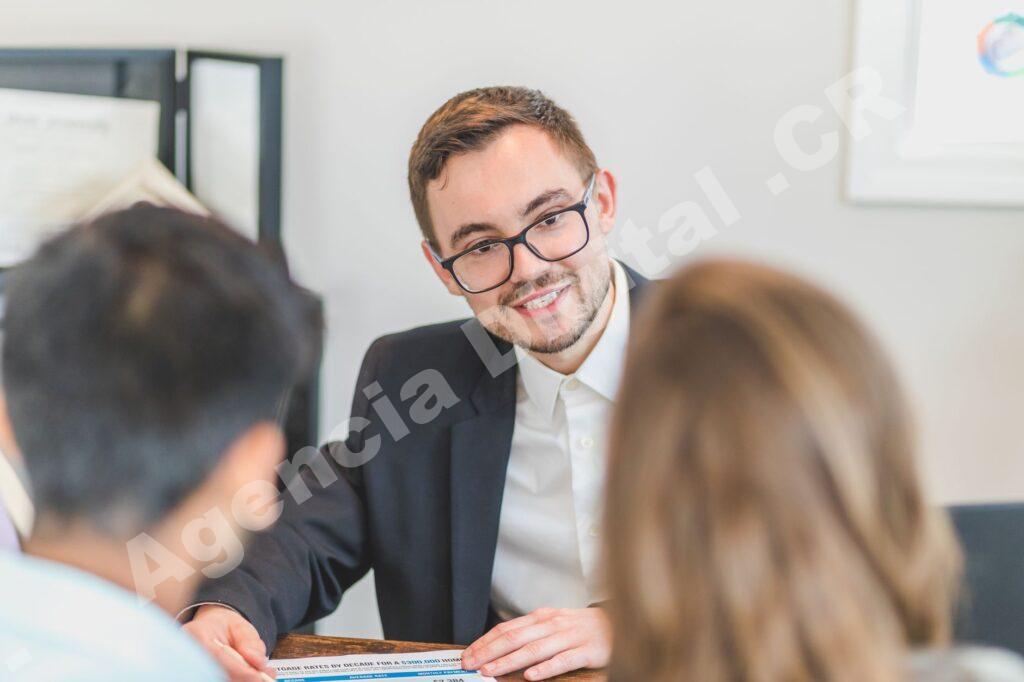 Reunión de agentes de seguros discutiendo estrategias