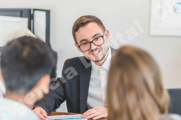 Reunión de agentes de seguros discutiendo estrategias