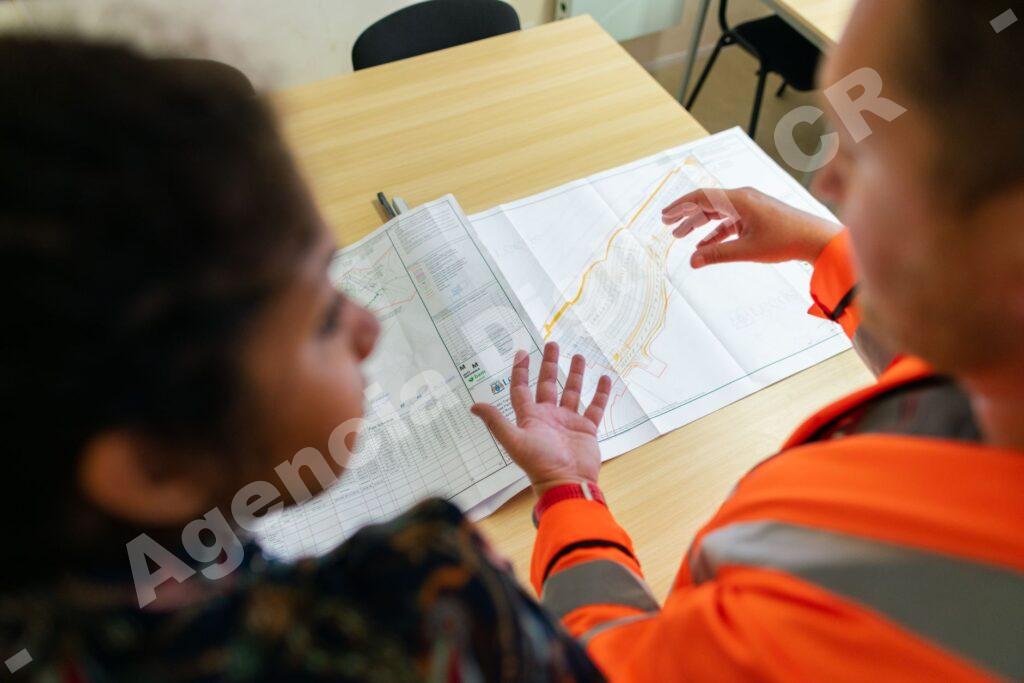 Equipo de construcción trabajando en un proyecto.