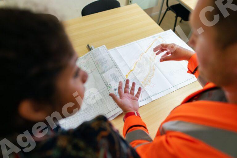 Equipo de construcción trabajando en un proyecto.