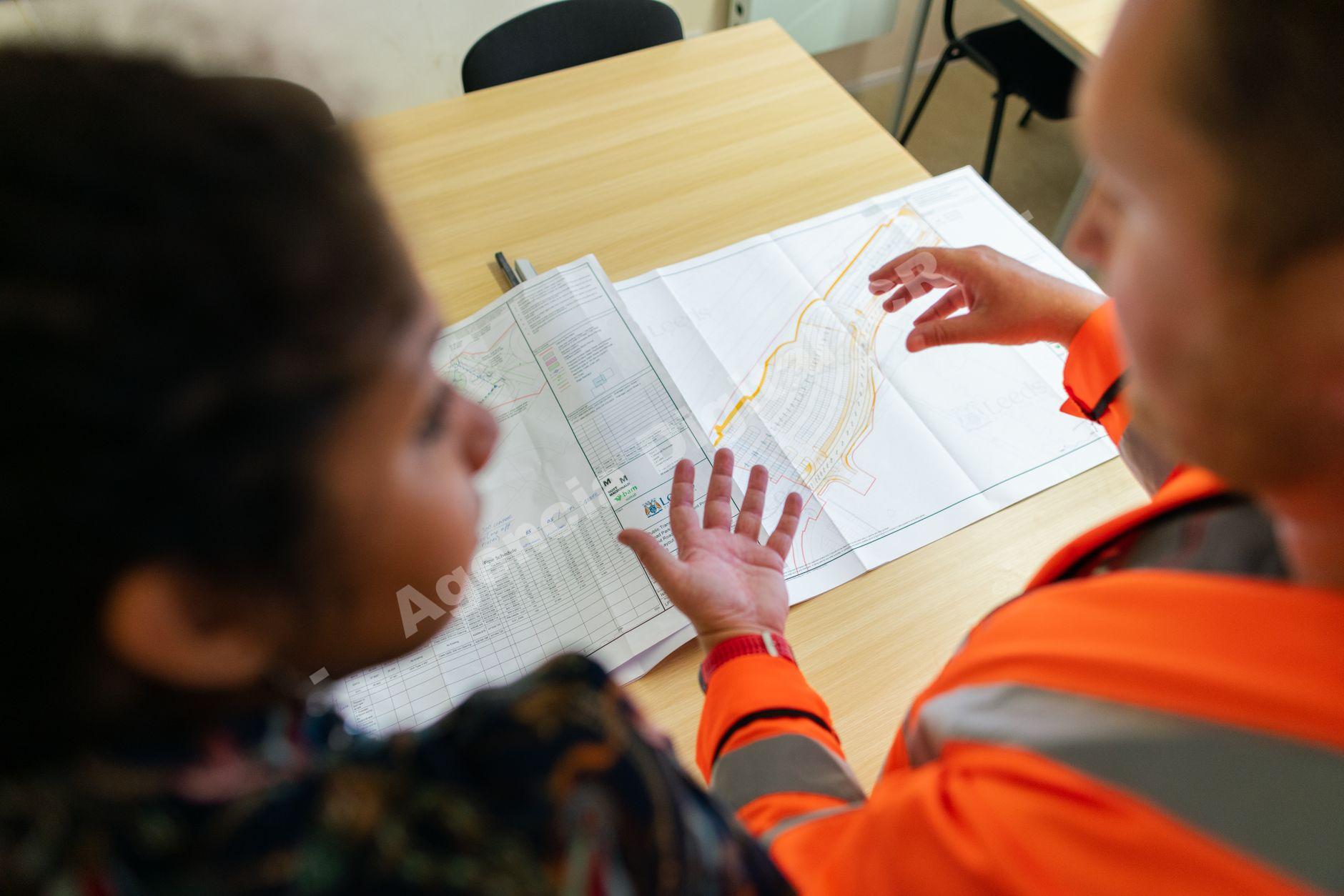 Equipo de construcción trabajando en un proyecto.
