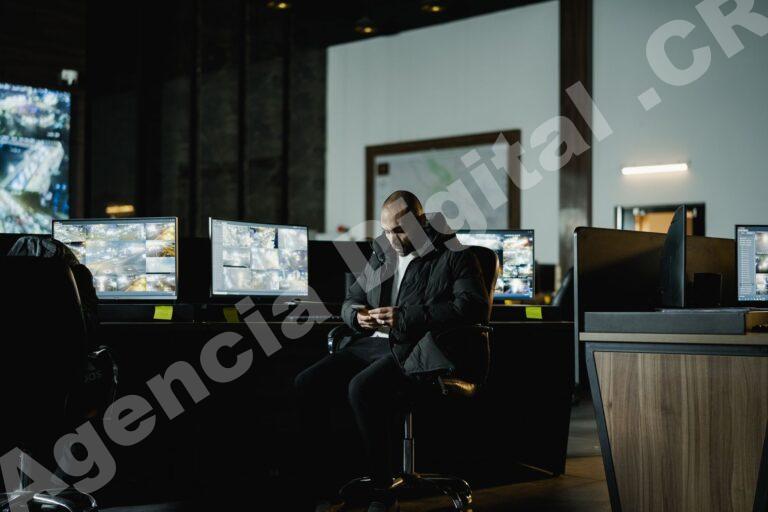 Equipo de seguridad trabajando en estrategias de ciberseguridad