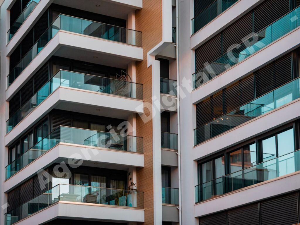 Imagen de una reunión de estrategia en una desarrolladora inmobiliaria