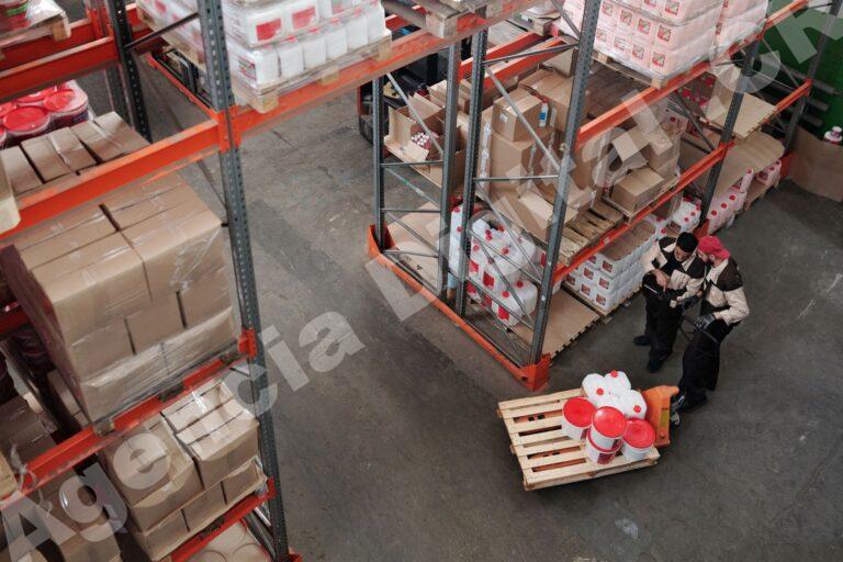 Equipo logístico trabajando en un proyecto de entrega