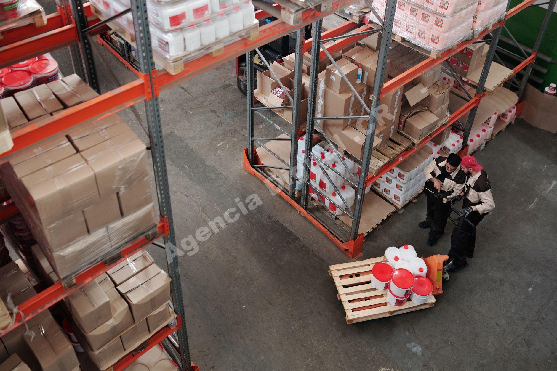 Equipo logístico trabajando en un proyecto de entrega