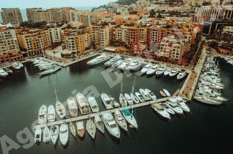 Vista de una marina de lujo con yates