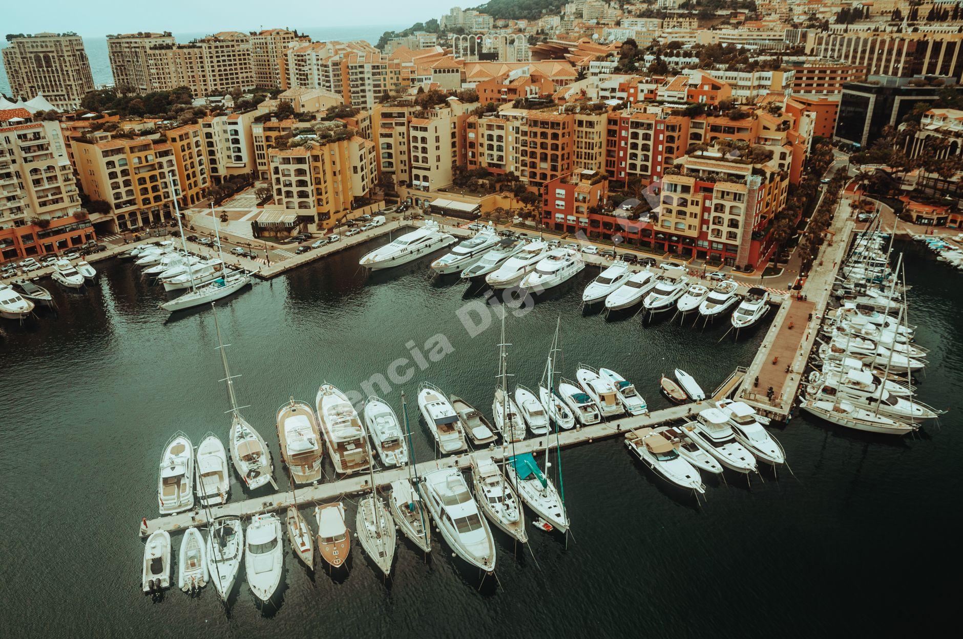 Vista de una marina de lujo con yates