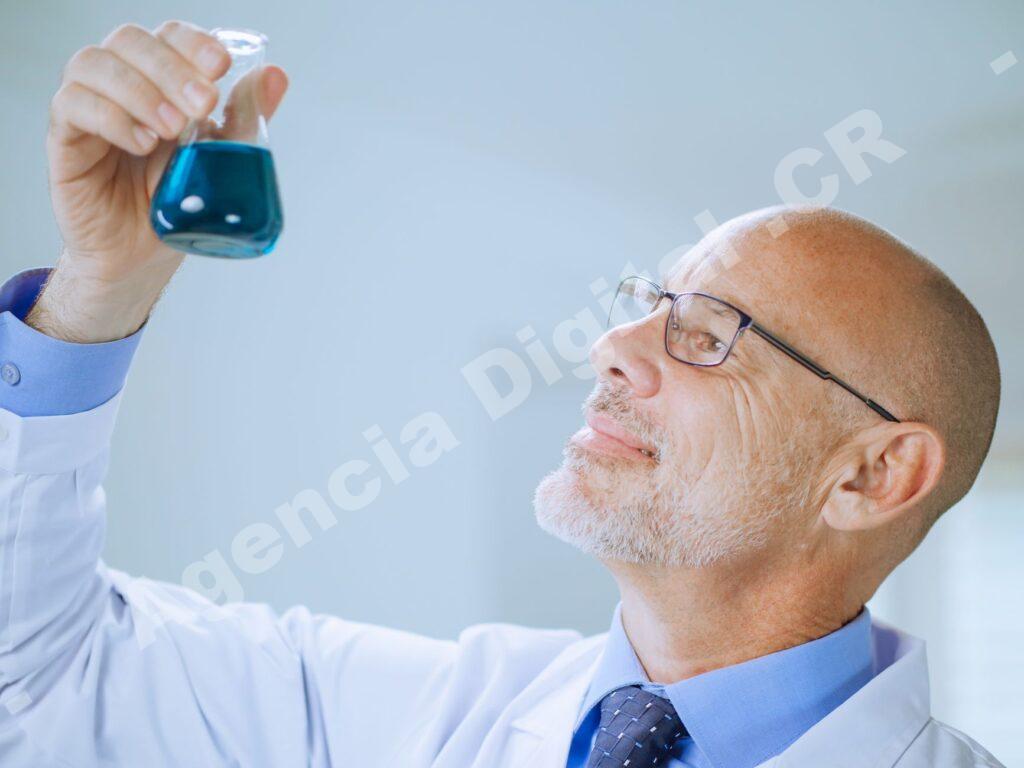 Equipo de farmacias discutiendo estrategias de negocio