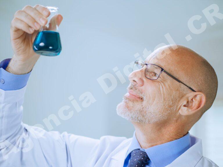 Equipo de farmacias discutiendo estrategias de negocio