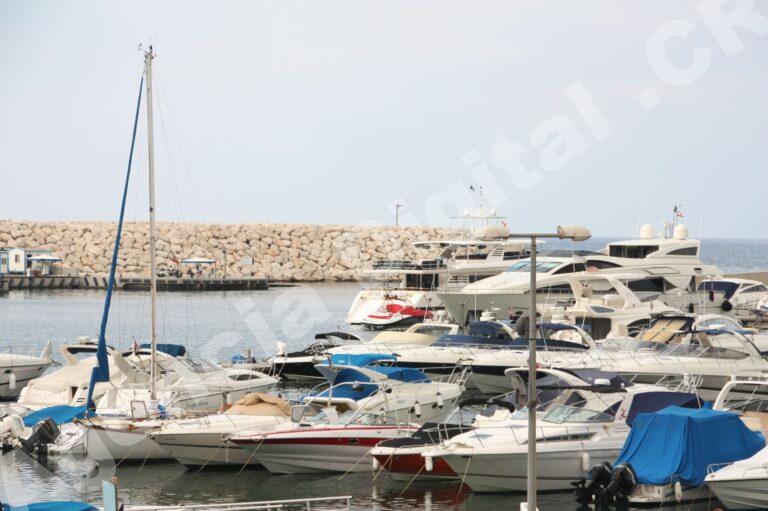 Vista de una marina de lujo con yates