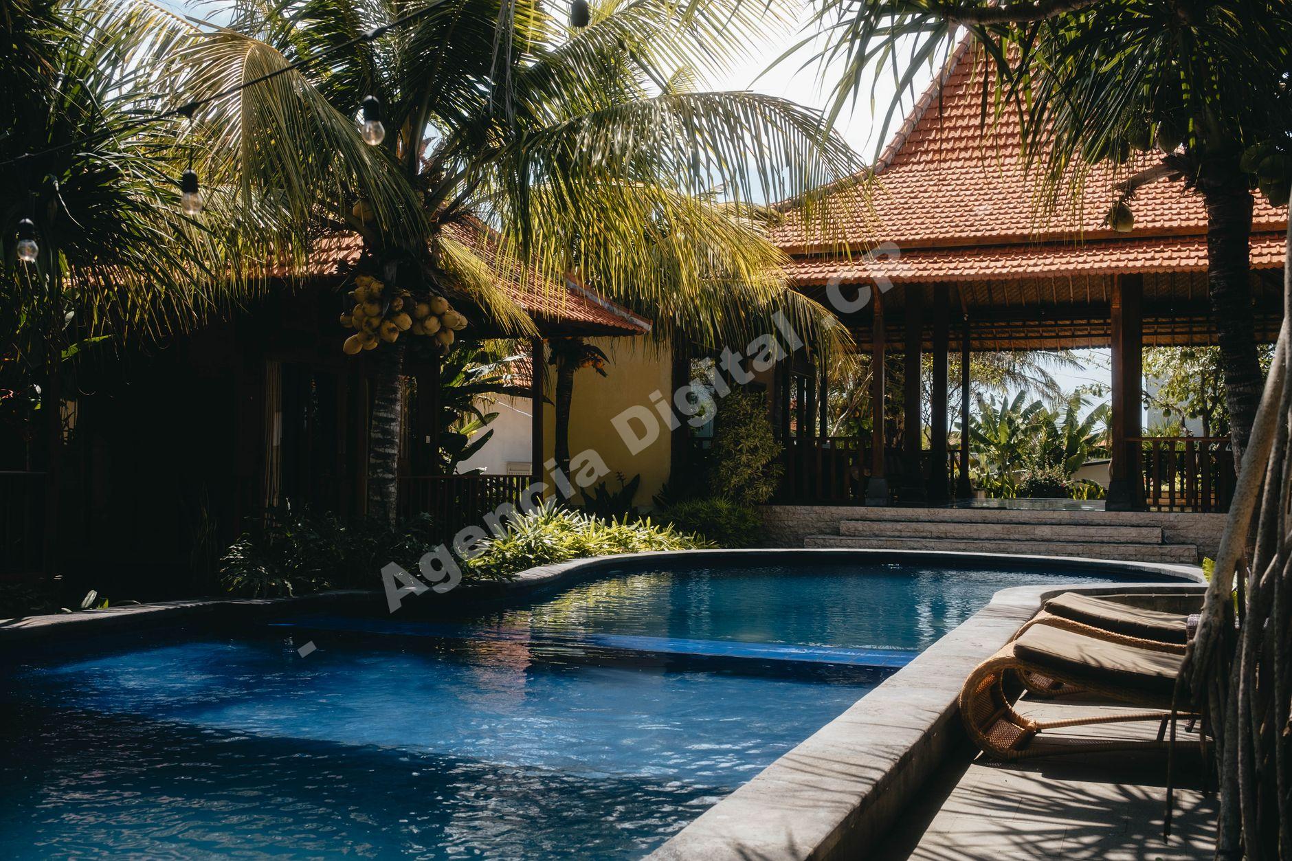 Cliente completando su reserva en un resort