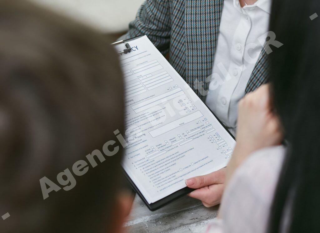Equipo de trabajo analizando formularios de seguros.