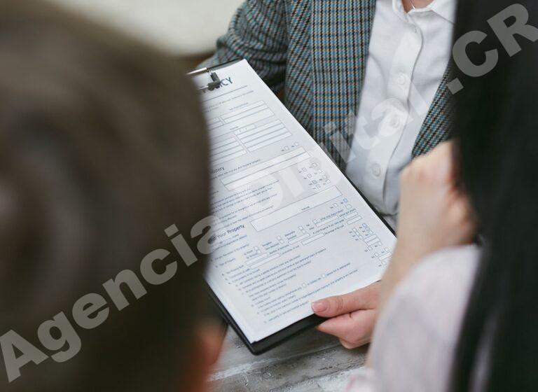 Equipo de trabajo analizando formularios de seguros.