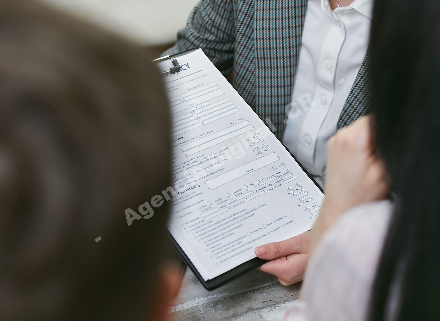 Equipo de trabajo analizando formularios de seguros.