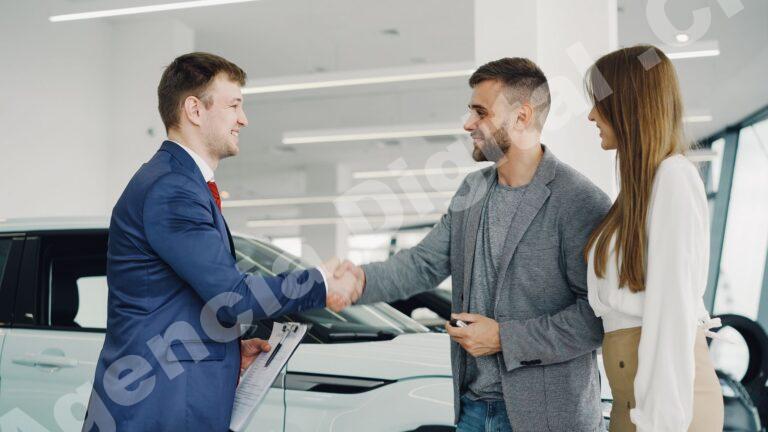 Clientes en un showroom de vehículos