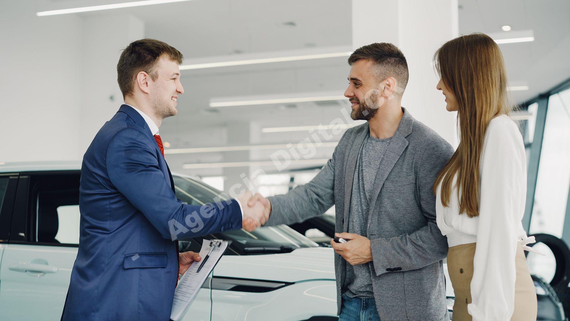 Clientes en un showroom de vehículos
