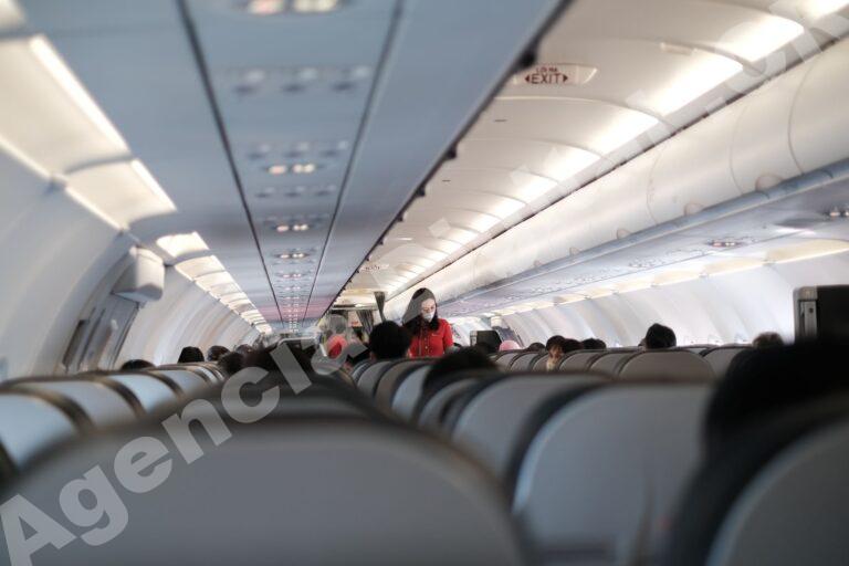 Equipo de atención al cliente en aerolínea