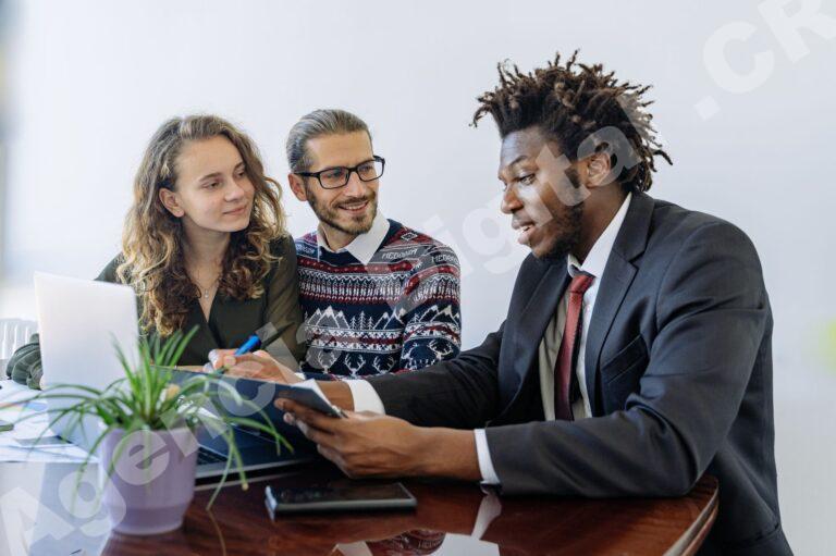 Un equipo de ventas discutiendo estrategias de renovación de pólizas.