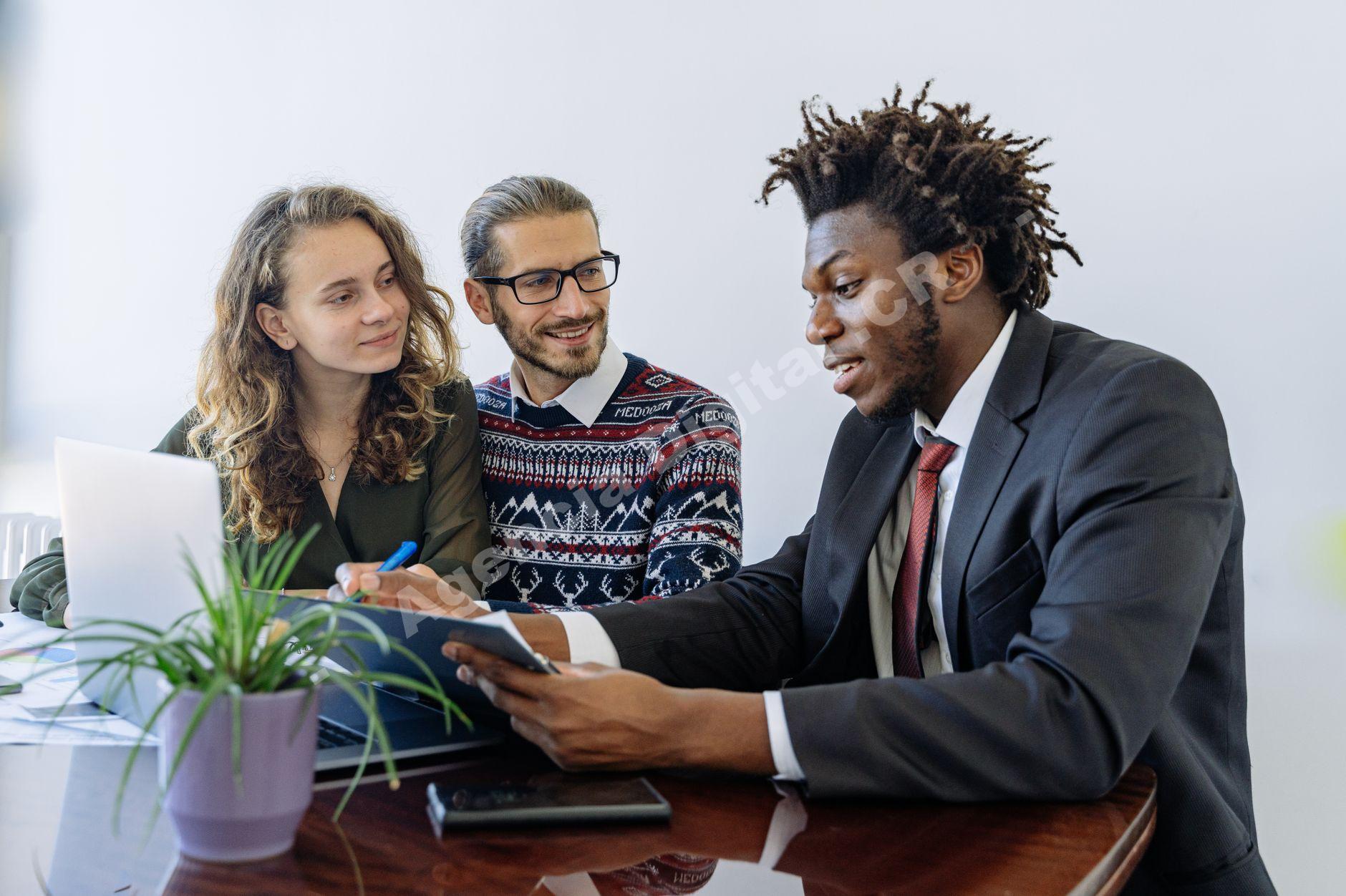 Un equipo de ventas discutiendo estrategias de renovación de pólizas.