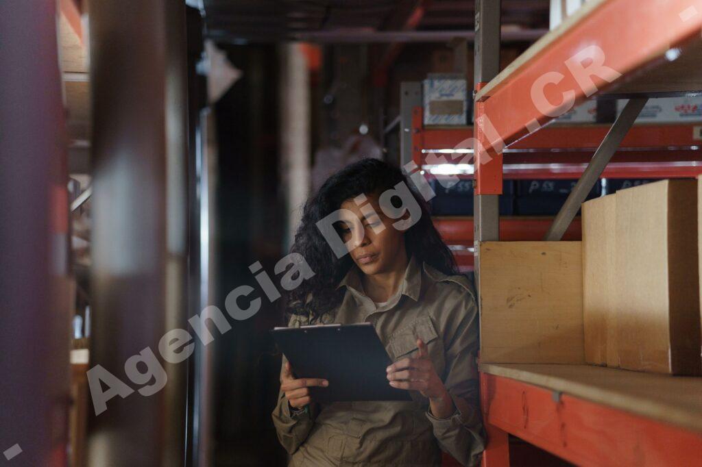 Equipo de logística trabajando en seguimiento de envíos