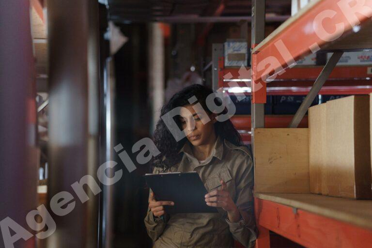 Equipo de logística trabajando en seguimiento de envíos