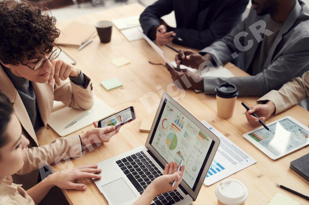 Equipo de trabajo discutiendo estrategias de SaaS