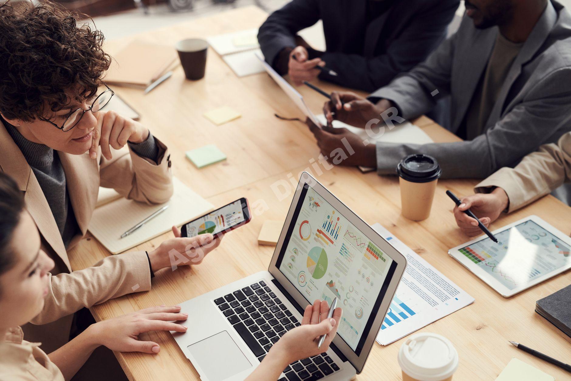 Equipo de trabajo discutiendo estrategias de SaaS