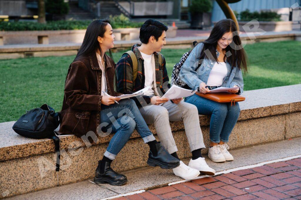 Estudiantes universitarios en una sesión de información sobre becas