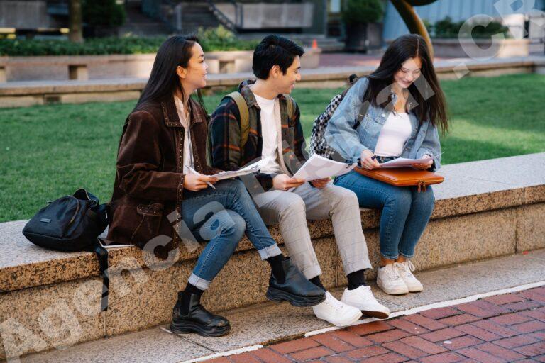 Estudiantes universitarios en una sesión de información sobre becas