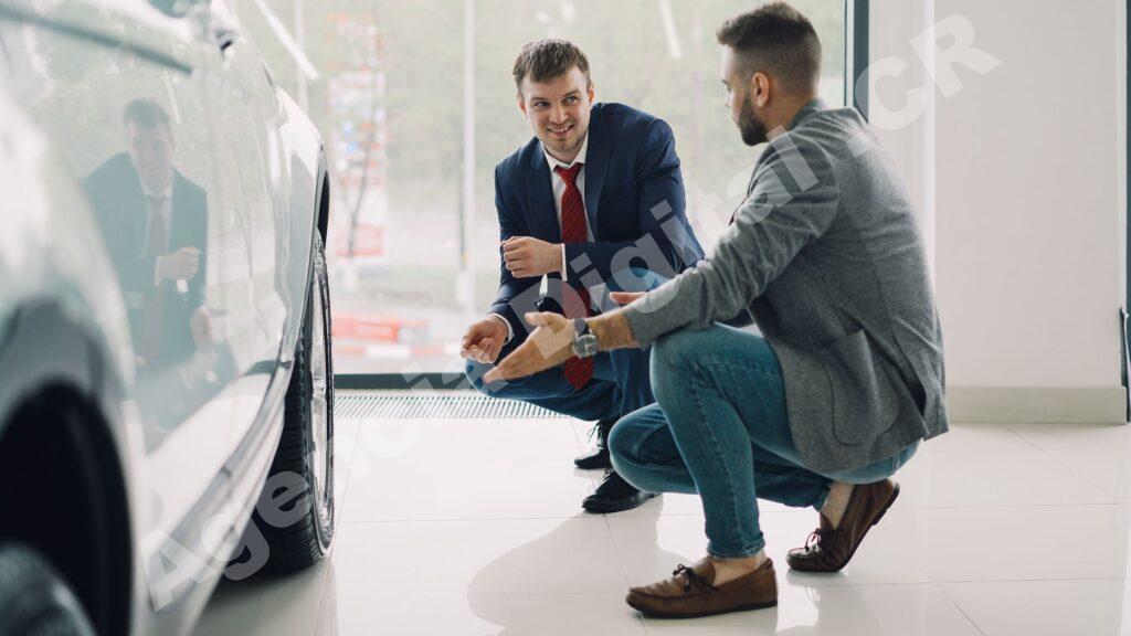 Concesionario de autos con clientes realizando pruebas de manejo.