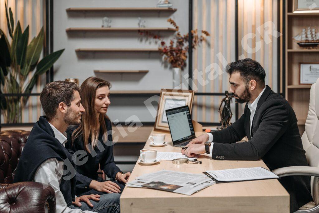 Equipo discutiendo estrategia de marketing para seguros