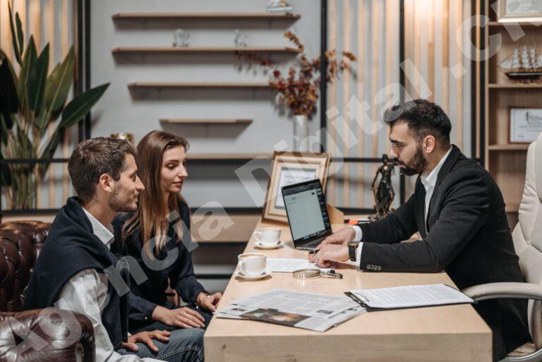 Equipo discutiendo estrategia de marketing para seguros