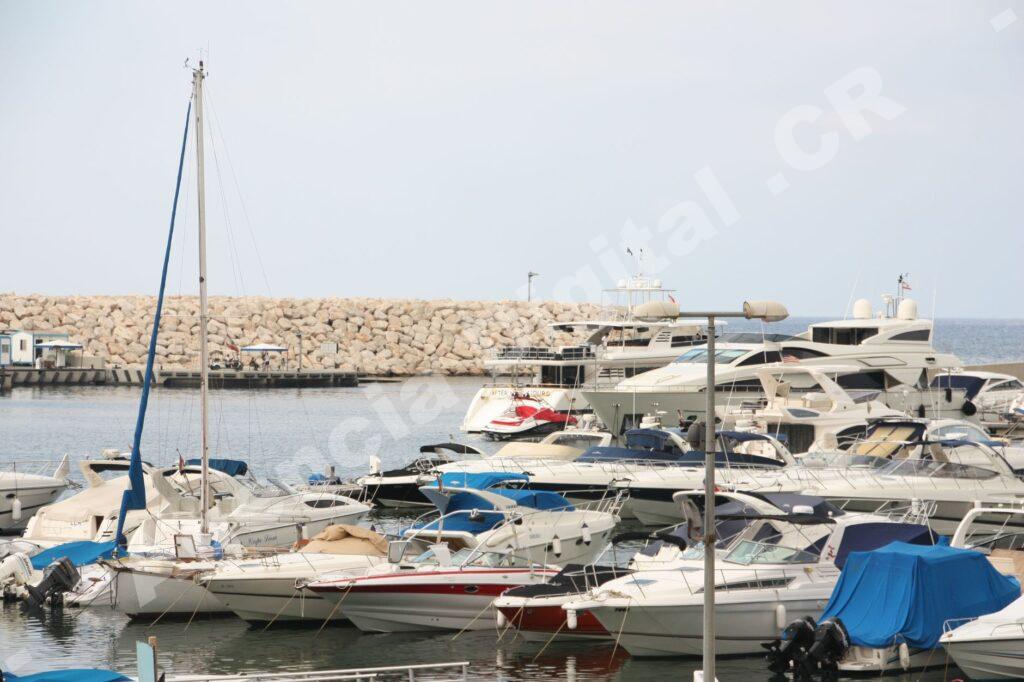 Yate de lujo en una marina