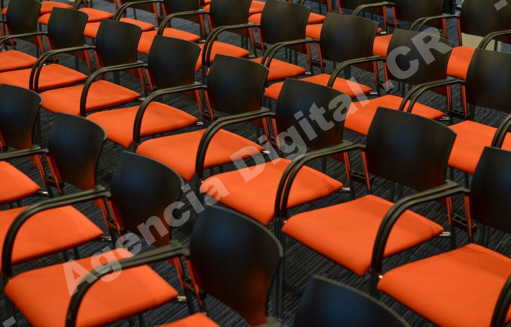 Reunión de negocios durante un congreso
