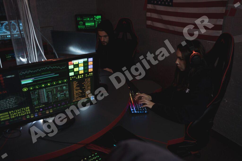 Equipo de seguridad discutiendo estrategias de ventas