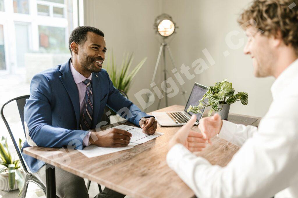 Imagen de reunión de negocios sobre renovación de pólizas