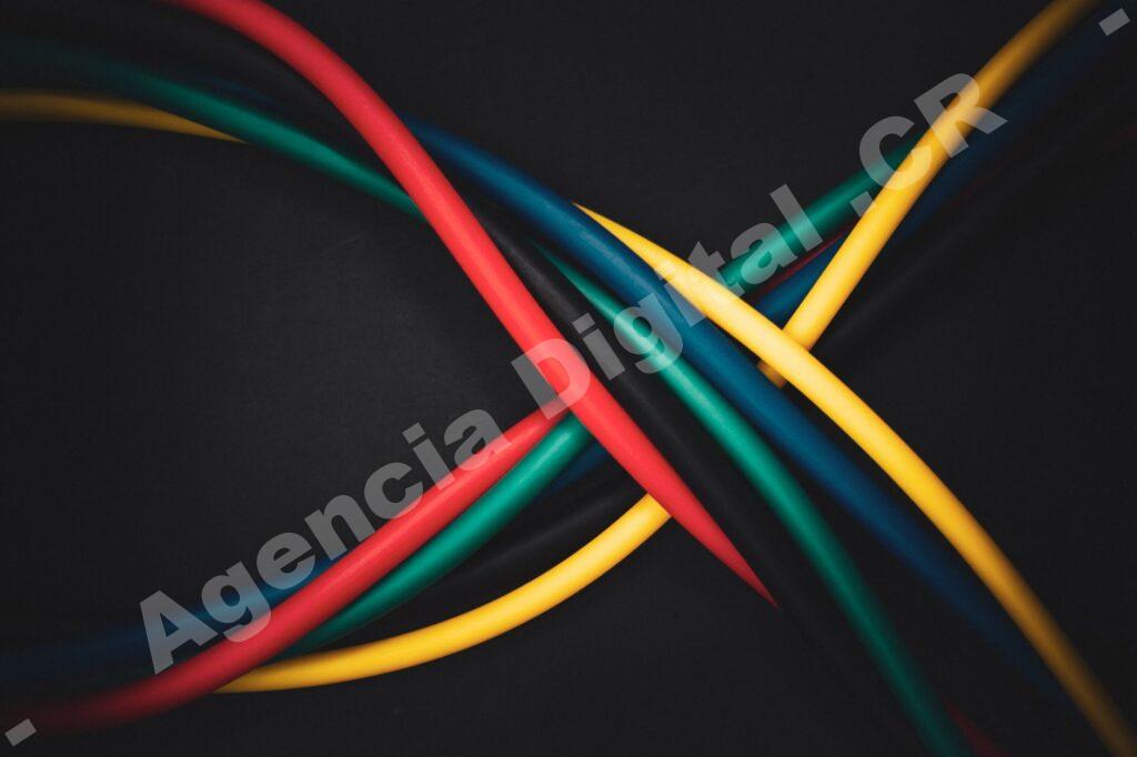 Equipo de telecomunicaciones atendiendo a clientes