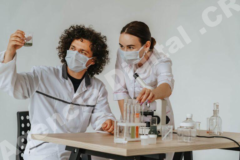 Profesionales de la salud en una consulta médica